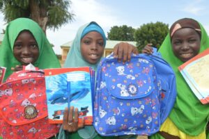 Nigeria Ai bambini vincitori di una competizione di dettato, abbiamo regalato zaini nuovi