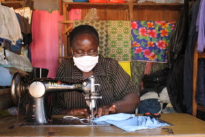 Kenya  Lavoriamo con cooperative di donne promuovendola produzione e vendita di mascherine